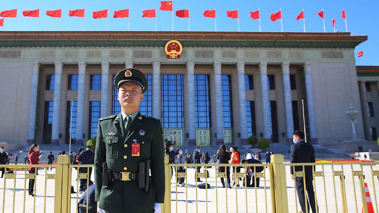 Chinesischer Polizist vor dem Volkskongress in Peking. Im Ausland haben die Beamten dagegen nichts zu suchen - eigentlich.