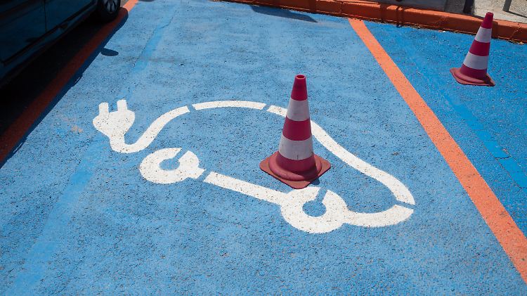 Gemessen an den Zielen der Bundesregierung ist der Ausbau der Ladestationen zurzeit eine große Baustelle.