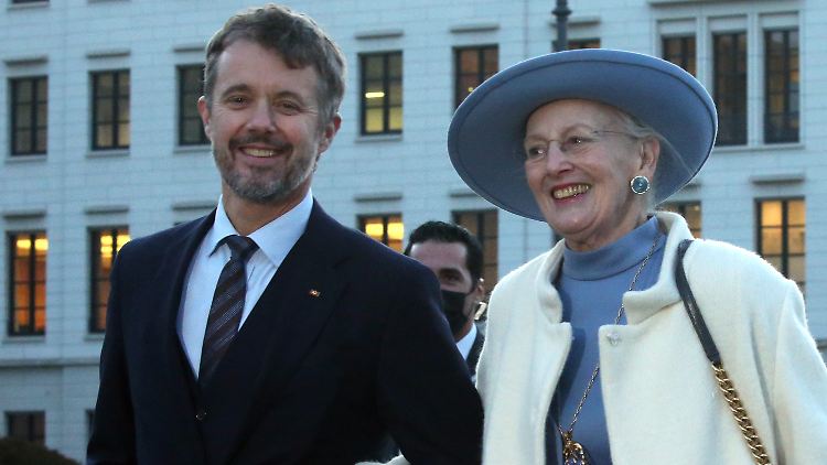 Halten zusammen: Kronprinz Frederik und seine Mutter, Königin Margrethe II.