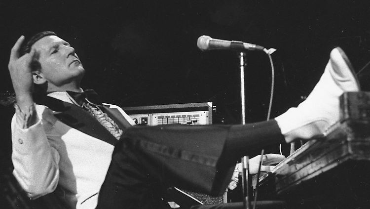 Zu Jerry Lee Lewis' Markenzeichen gehörte auch seine wilde Bühnenshow.