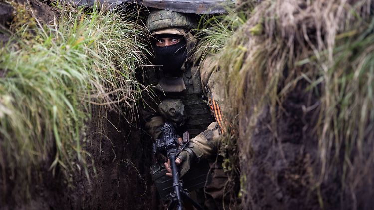 Russischer Kämpfer in einem Schützengraben in der Ostukraine. 
