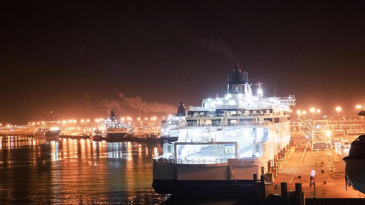 Fährhafen von Calais: Der britische Anbieter P&O Ferries hat im Frühjahr alle seine Crews vor die Tür gesetzt und durch billigere Kräfte ersetzt.