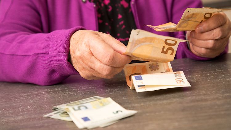 Mit 300 Euro will die Bundesregierung Rentnerinnen und Rentnern helfen, angesichts steigender Heizkosten über die Runden zu kommen.