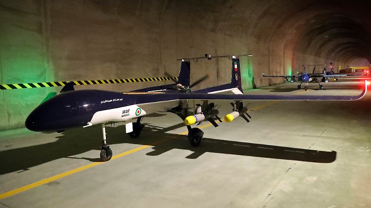 Die 5,67 Meter lange Drohne Mohajer-6 kann zur Aufklärung eingesetzt werden, ist aber auch mit sogenannten Gleitbomben ausgerüstet.