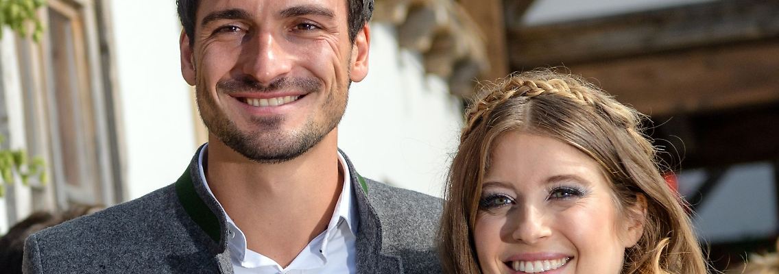 Der Fußballspieler Mats Hummels kommt mit seiner damaligen Frau Cathy Hummels in das Käferzelt auf dem Oktoberfest auf der Theresienwiese (2017).