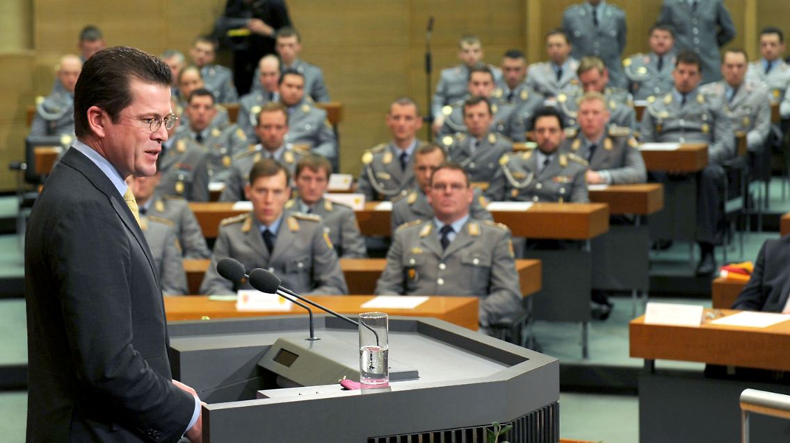 Sie werden die Probleme ihres Chefs nachvollziehen können: 250 Soldaten lauschen ihrem Minister bei einer Rede im Landtag in Hannover.