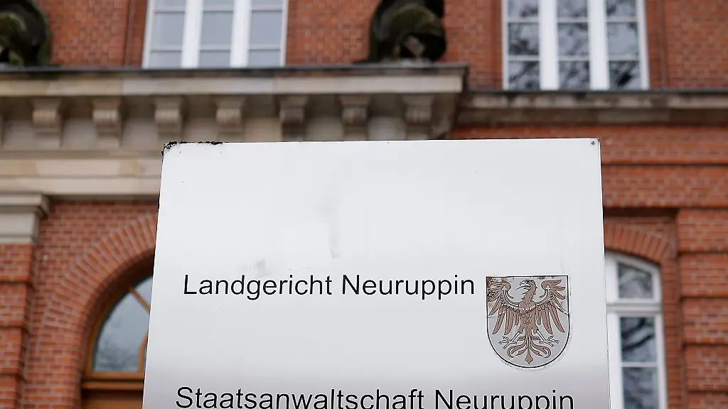 Ein-Schild-neben-dem-Eingang-weist-auf-das-auf-den-Sitz-der-Staatsanwaltschaft-am-Landgericht-Neuruppin-hin