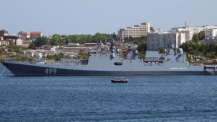 Die russische Fregatte "Admiral Makarow" (hier 2019 im Hafen von Sewastopol) soll bei ukrainischen Drohnenangriffen beschädigt worden sein.