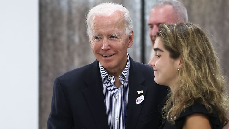 Joe Biden führt seine Enkelin in die Prozeduren der Demokratie ein.