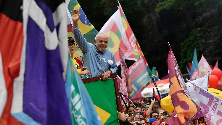Luiz Inácio Lula da Silva, meist nur Lula genannt, beim Wahlkampfabschluss am Tag vor der Wahl.