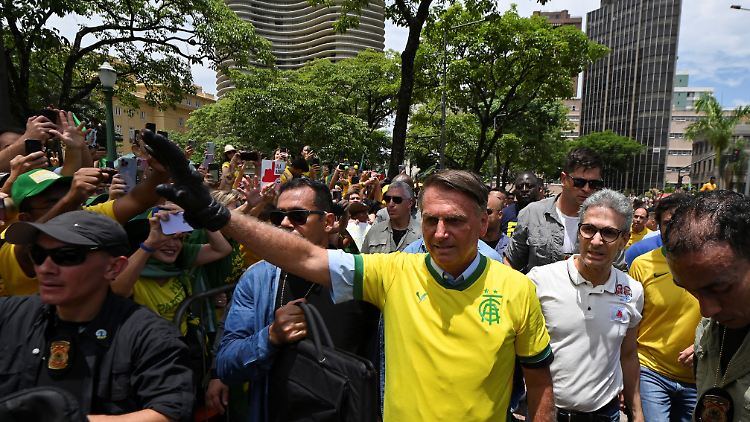 Brasiliens Präsident Jair Bolsonaro im Wahlkampf in Belo Horizonte - in brasilianischen Farben und mit Motorradhandschuhen.
