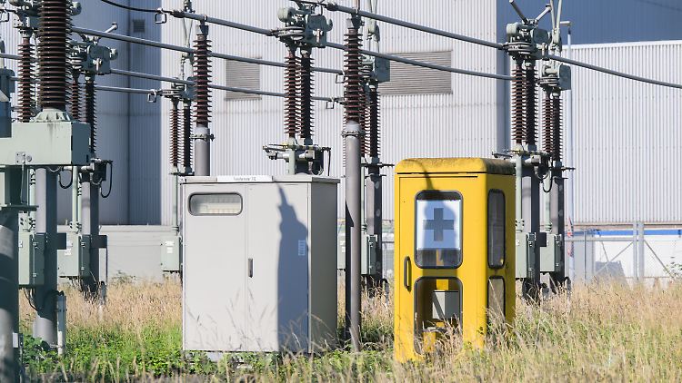 In freier Wildbahn sind gelbe Telefonzellen schon seit einigen Jahren nicht mehr zu finden. Auf dem Gelände des Kohlekraftwerks Stöcken darf sie in in Ruhe altern.