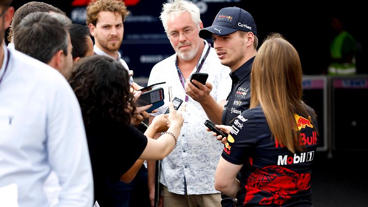 Verstappen während einer Interview-Runde in Mexiko.