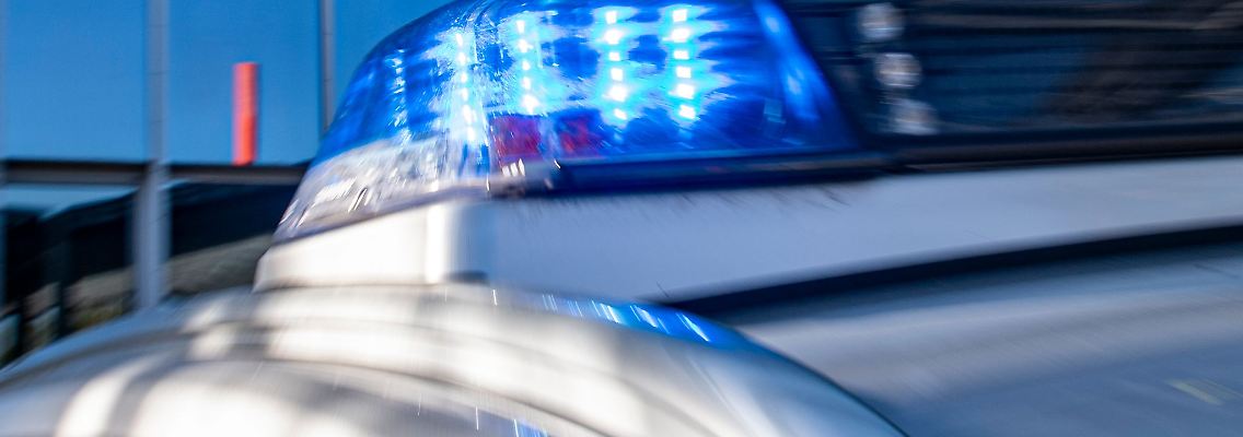 Ein Blaulicht leuchtet auf dem Dach eines Polizeiwagens.