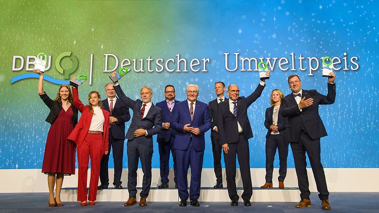 Bundespräsident Steinmeier zusammen mit den Geehrten bei der Verleihung des Deutschen Umweltpreises.