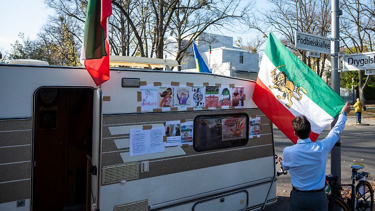 Drei Unbekannte haben diesen Wohnwagen vor der iranischen Botschaft in Berlin letzte Nacht attackiert. 