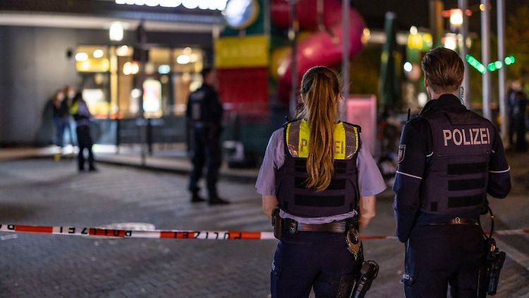 Die Polizei sperrte den Tatort vor dem Fast-Food-Lokal ab.