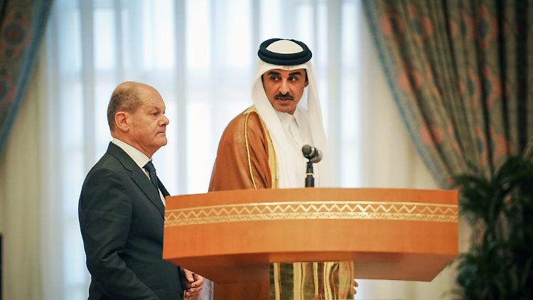 Bundeskanzler Olaf Scholz trifft bei seinem Besuch in Katar im September 2022 Tamin bin Hamad Al Thani, den Emir von Katar.