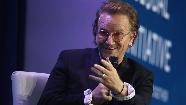 Seit einer schweren Herzoperation lässt es U2-Sänger Bono ruhiger angehen.