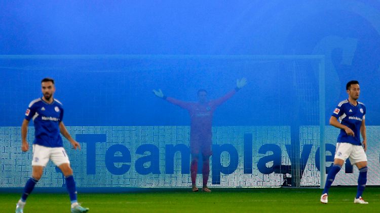Schalke 04 geht im blauen Nebel der Veltins Arena unter. 