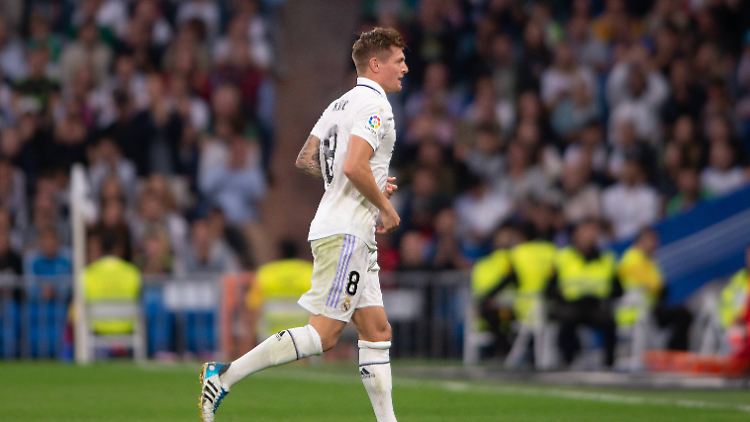 Eine Premiere, die Kroos nicht unbedingt gebraucht hätte. Der Weltmeister von 2014 verlässt nach seinem ersten Profi-Platzverweis das Feld.