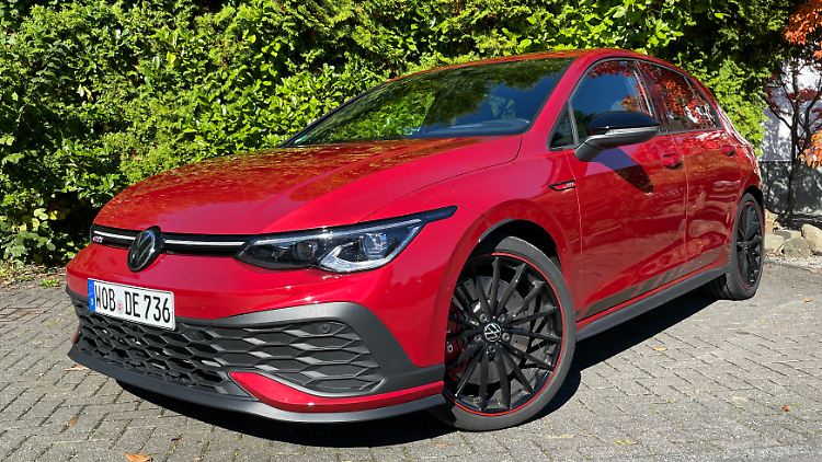 Die markante Lichtleiste hat auch der Golf GTI Clubsport, die sportliche Frontschürze ist Alleinstellungsmerkmal.