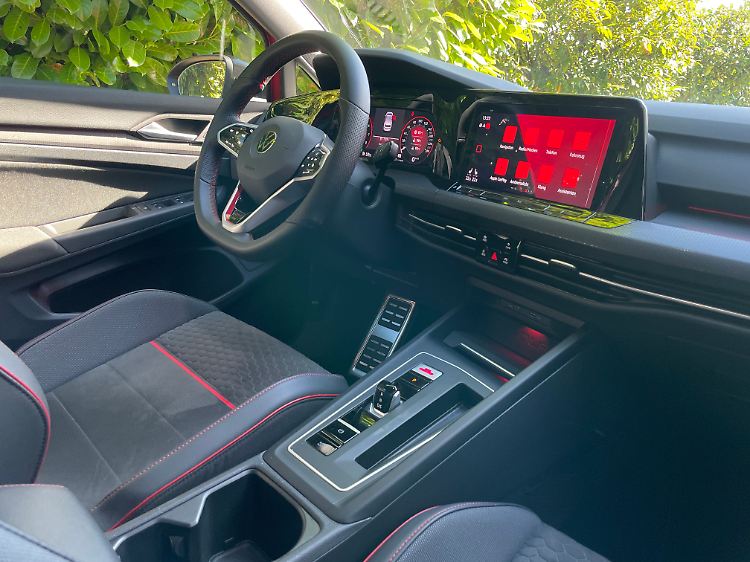 Im Golf 8 wimmelt es nur so vor Display, die glühend rote Beleuchtung passt zum Sportler.