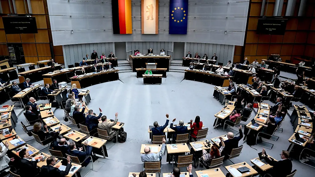 Die-Abgeordneten-stimmen-bei-der-Plenarsitzung-des-Berliner-Abgeordnetenhauses-zu-einem-Antrag-ab
