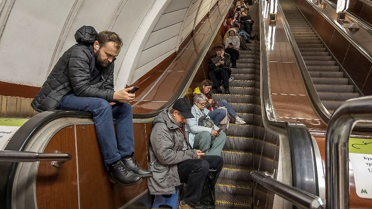 In Kiew suchten einige Menschen Schutz in den U-Bahn-Stationen.