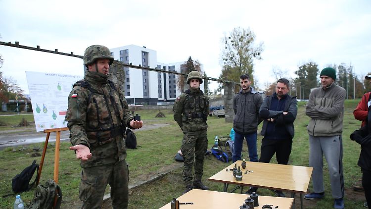 Auf einem Übungsplatz der polnischen Armee wird Bürgern der richtige Umgang mit einer Handgranate gezeigt.