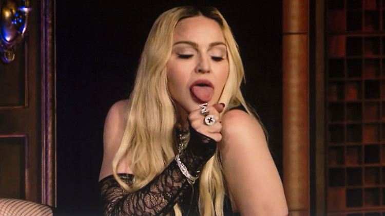 Mit skurrilen Auftritten kennt sie sich mittlerweile aus: Madonna.
