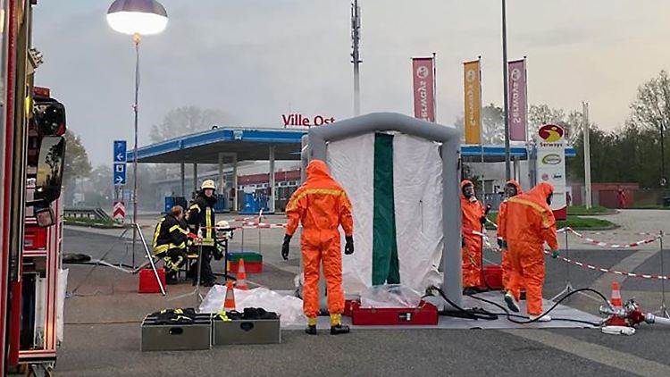 Spezialisten kümmern sich an der Raststätte Ville Ost um die ausgetretene Salzsäure.