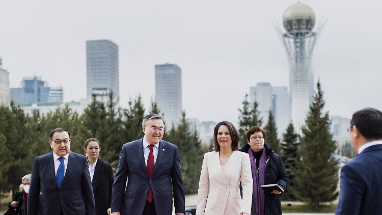 Kasachstan hat riesige Flächen und wenig Einwohner - gute Voraussetzungen für Windkraft, mit deren Hilfe grüner Wasserstoff produziert werden kann. Über entsprechende Projekte sprach Baerbock in Astana mit ihrem Amtskollegen Muchtar Tleuberdi.