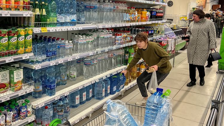 Die Bürgerinnen und Bürger Kiews müssen derzeit auf Flaschenwasser zurückgreifen - oder auf öffentliche Brunnen.
