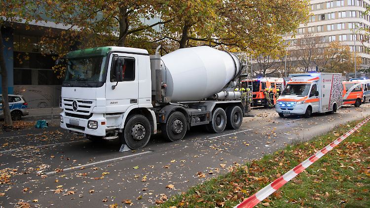 Nach dem Verkehrsunfall mit anschließender Messerattacke sind sowohl die schwer verletzte Radfahrerin als auch der Fahrer des Wagens ins Krankenhaus gebracht worden.