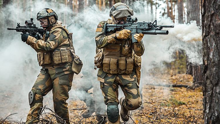 Zwei Soldaten einer norwegischen Spezialeinheit während einer Übung.
