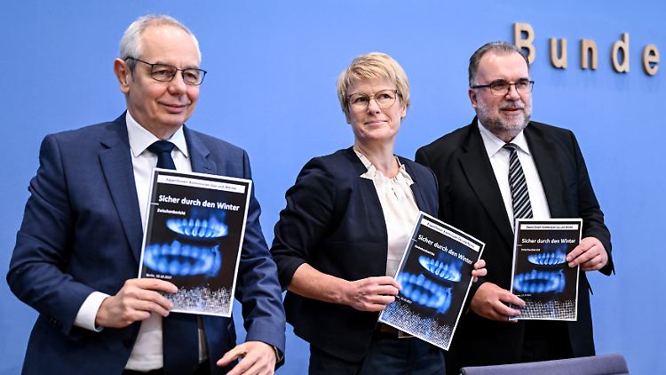 Der IG BCE-Vorsitzende Vassiliadis, die Wirtschaftsweise Grimm und BDI-Präsident Russwurm bei der Vorstellung ihres Zwischenberichts Mitte Oktober. 