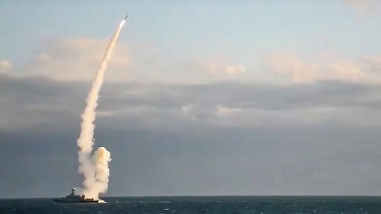 Auf dem vom russischen Verteidigungsministerium veröffentlichten Foto feuert ein russisches Kriegsschiff einen Marschflugkörper auf ein nicht näher genanntes Ziel in der Ukraine ab.