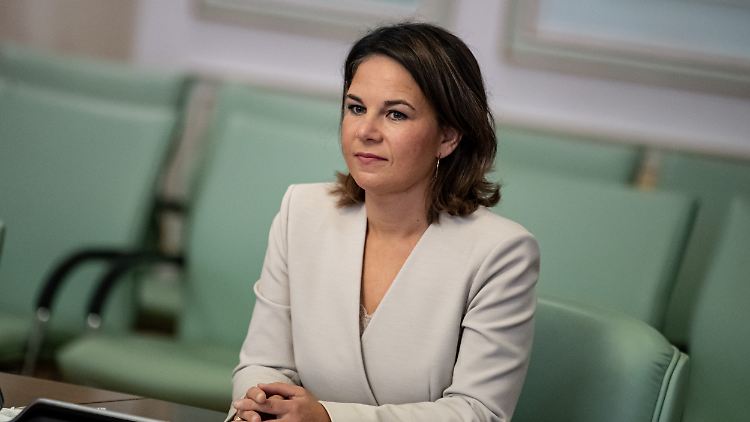 Baerbock ist gerade in Kasachstan, um dort für einen Wasserstoff-Deal mit Deutschland zu werben. Derweil wird über einen Personalwechsel eines engen Mitarbeiters zu RWE berichtet.