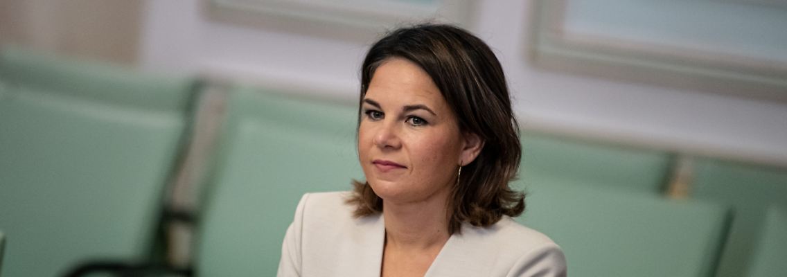 Baerbock ist gerade in Kasachstan, um dort für einen Wasserstoff-Deal mit Deutschland zu werben. Derweil wird über einen Personalwechsel eines engen Mitarbeiters zu RWE berichtet.