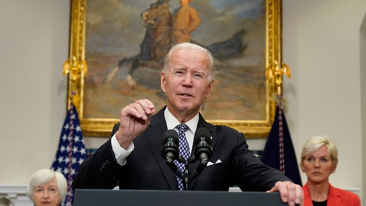 Biden will den Kostendruck auf amerikanische Familien verringern und fordert von den Energiekonzernen: Preis runter!