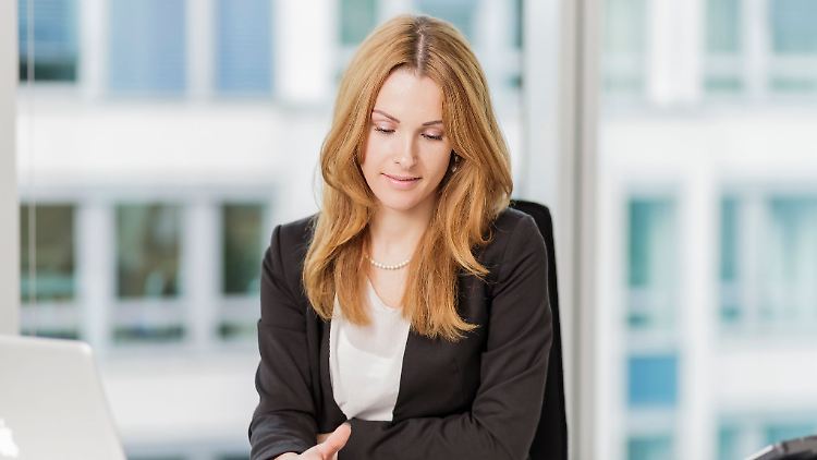 Frauen sollten regelmäßig mit ihrer Führungskraft darüber sprechen, was sie beruflich erreicht haben und welche Kompetenzen sie aufgebaut haben.