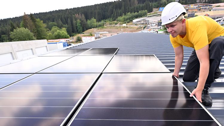 Die Nachfrage nach Photovoltaikanlagen ist ungebrochen, aufgrund fehlender Fachkräfte ist die Wartezeit jedoch sehr lang.