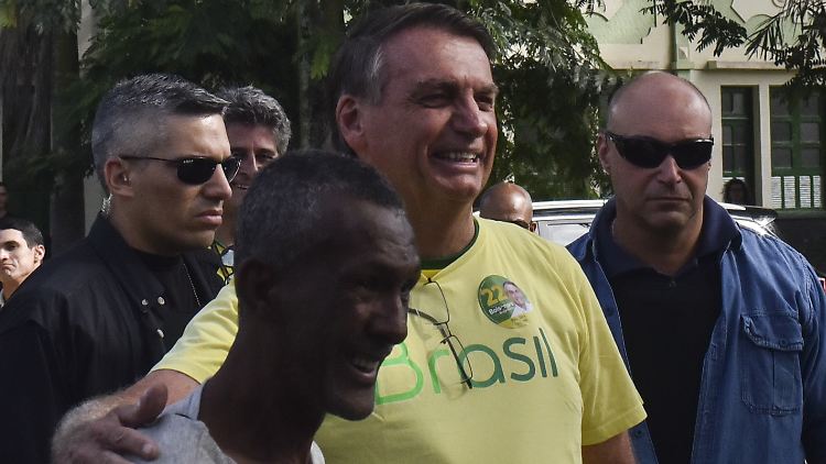 Am Wahltag hat Präsident Bolsonaro noch gut lachen - nach seiner knappen Niederlage ist der Staatschef abgetaucht. 