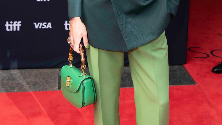 Harry Styles hat natürlich farblich passende Handtaschen.