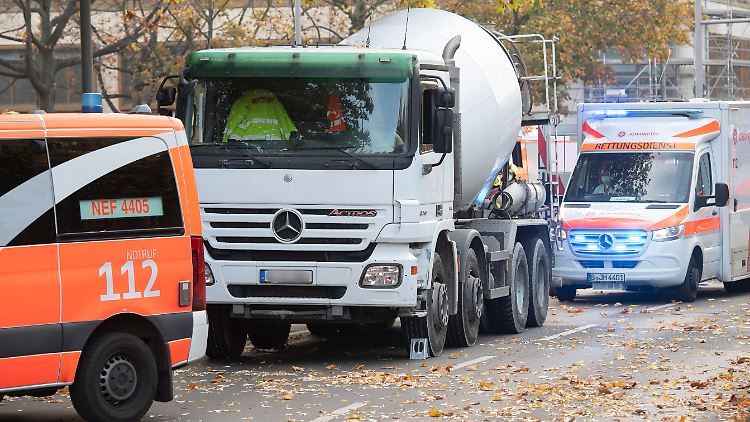 Bei dem Unfall wurde eine Frau schwer verletzt und der Fahrer des Betonmischers von einem Unbekannten mit einem Messer angegriffen. 