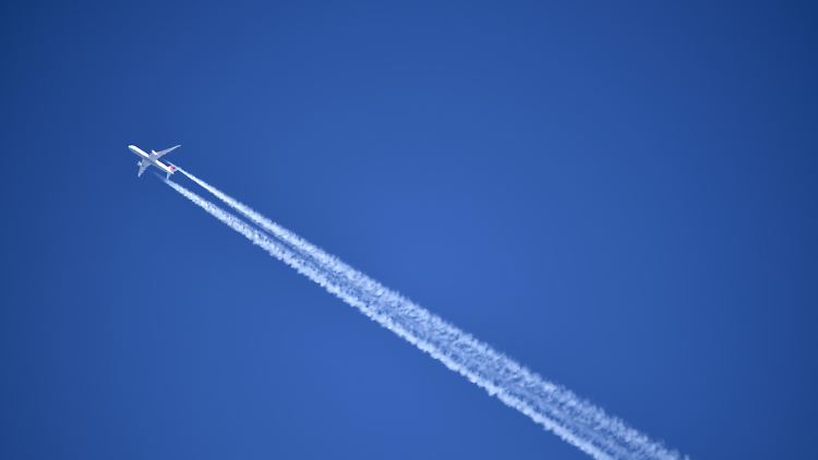 Erst ins Flugzeug und dann an den Klima-Pranger? Nachhaltigkeitsprofessorin Judith Mayer hält das nicht für eine gute Idee.