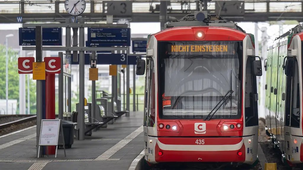 Ein-Triebwagen-der-City-Bahn-Chemnitz-GmbH-steht-im-Hauptbahnhof-Chemnitz