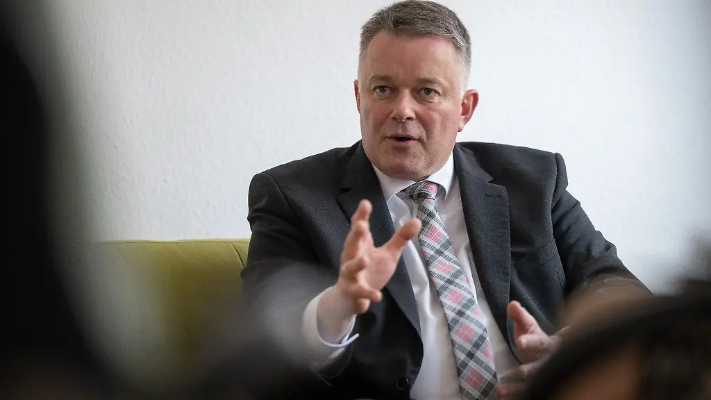 Gordon-Schnieder-designierter-Vorsitzender-der-CDU-Fraktion-des-Landtags-von-Rheinland-Pfalz-spricht-waehrend-eines-Interviews-auf-dem-Gruenen-Sofa