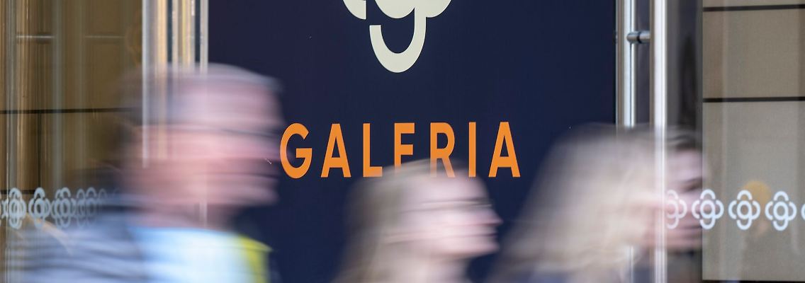 Kunden verlassen die Filiale von Galeria an der Hauptwache in Frankfurt.